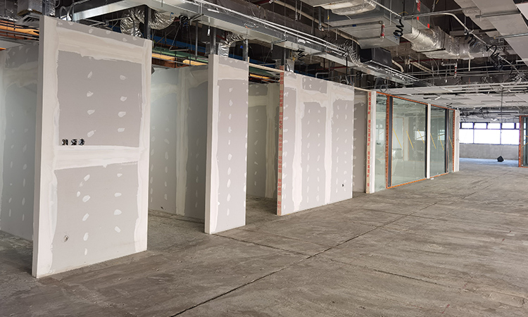 上海齊建裝飾辦公室裝修公司真實(shí)施工現(xiàn)場(chǎng)PVC地膠界面處理